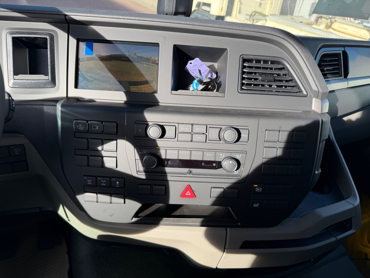 MAN TGS 33.480 6x4 BL CH TGS 33.480 6x4 BL CH, Nebenantrieb - Cab chassis truck: picture 4 MAN TGS 33.480 6x4 BL CH TGS 33.480 6x4 BL CH, Nebenantrieb - Cab chassis truck: picture 4