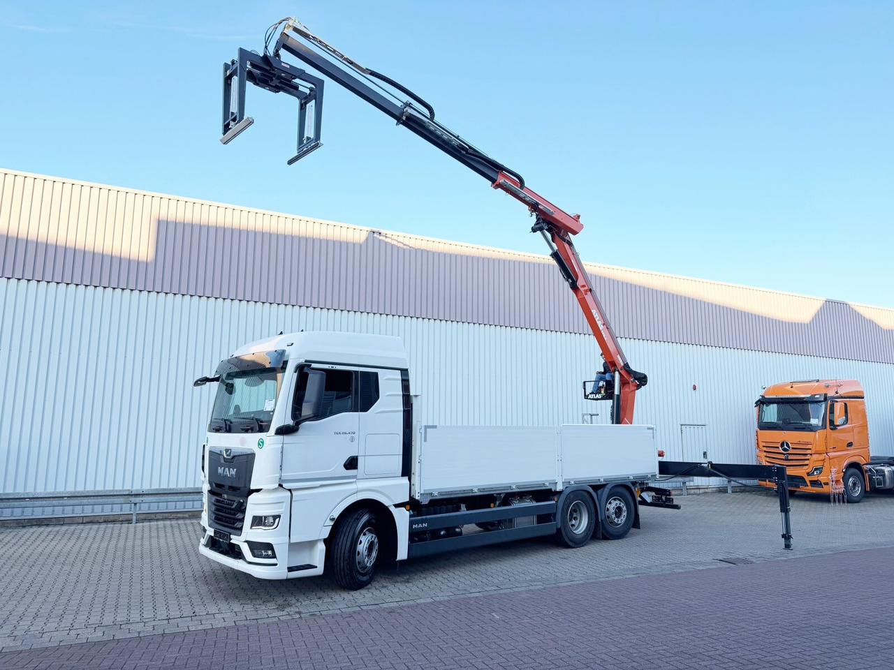 MAN TGX 26.470 6x2-4 BL TGX 26.470 6x2-4 BL, Lenk-/Liftachse, Retarder, Navi, Heckkran Atlas AK 170.2-A2 - Crane truck, Dropside/ Flatbed truck: picture 1 MAN TGX 26.470 6x2-4 BL TGX 26.470 6x2-4 BL, Lenk-/Liftachse, Retarder, Navi, Heckkran Atlas AK 170.2-A2 - Crane truck, Dropside/ Flatbed truck: picture 1