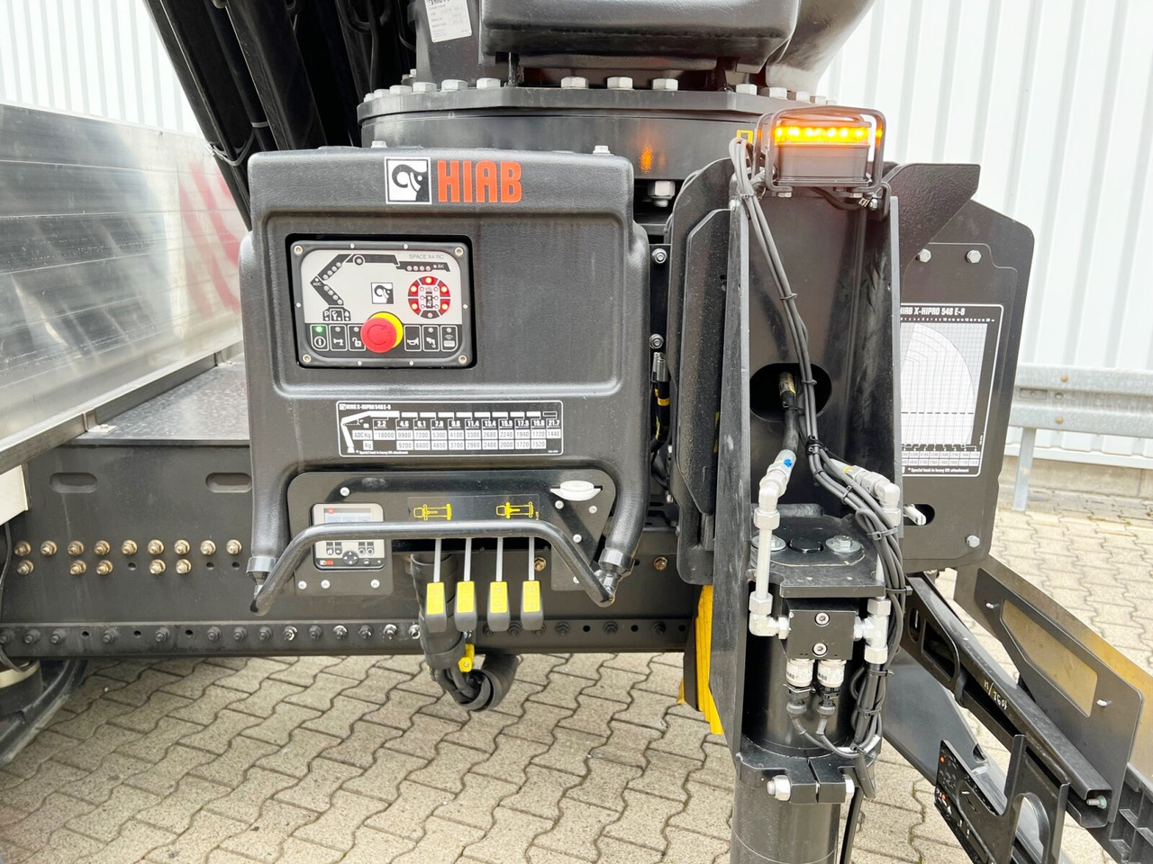 MAN TGX 26.510 6x2-4 LL CH TGX 26.510 6x2-4 LL, Kran Hiab X-HiPro 548 E-8, Lenk-/Liftachse, TwistLock 20Fuß, Funk, Retarder - Crane truck, Dropside/ Flatbed truck: picture 3 MAN TGX 26.510 6x2-4 LL CH TGX 26.510 6x2-4 LL, Kran Hiab X-HiPro 548 E-8, Lenk-/Liftachse, TwistLock 20Fuß, Funk, Retarder - Crane truck, Dropside/ Flatbed truck: picture 3