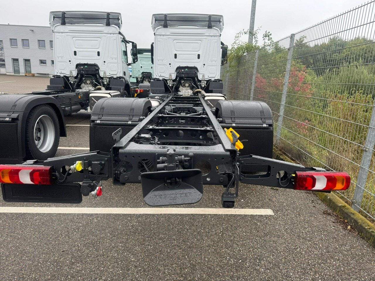 Mercedes-Benz Actros 1827/30 L 4x2 Actros 1827/30 L 4x2, Gardine, LBW - Dropside/ Flatbed truck: picture 2 Mercedes-Benz Actros 1827/30 L 4x2 Actros 1827/30 L 4x2, Gardine, LBW - Dropside/ Flatbed truck: picture 2