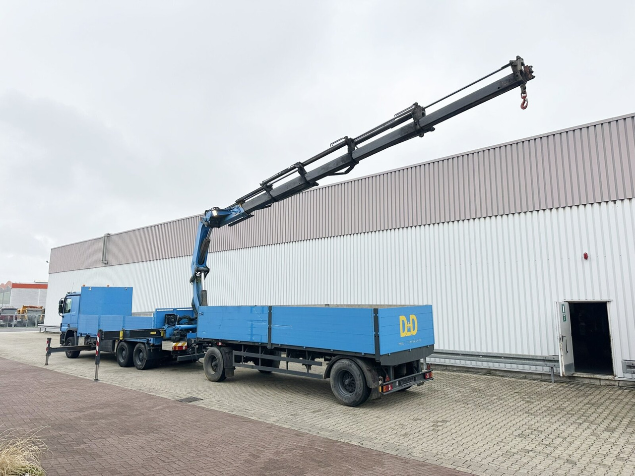 Mercedes-Benz Actros 2741 L 6x4 Actros 2741 L 6x4, Twist-Lock ausz. auf 3m, Heckkran Palfinger PK 42502-D, Funk - Dropside/ Flatbed truck, Crane truck: picture 4 Mercedes-Benz Actros 2741 L 6x4 Actros 2741 L 6x4, Twist-Lock ausz. auf 3m, Heckkran Palfinger PK 42502-D, Funk - Dropside/ Flatbed truck, Crane truck: picture 4