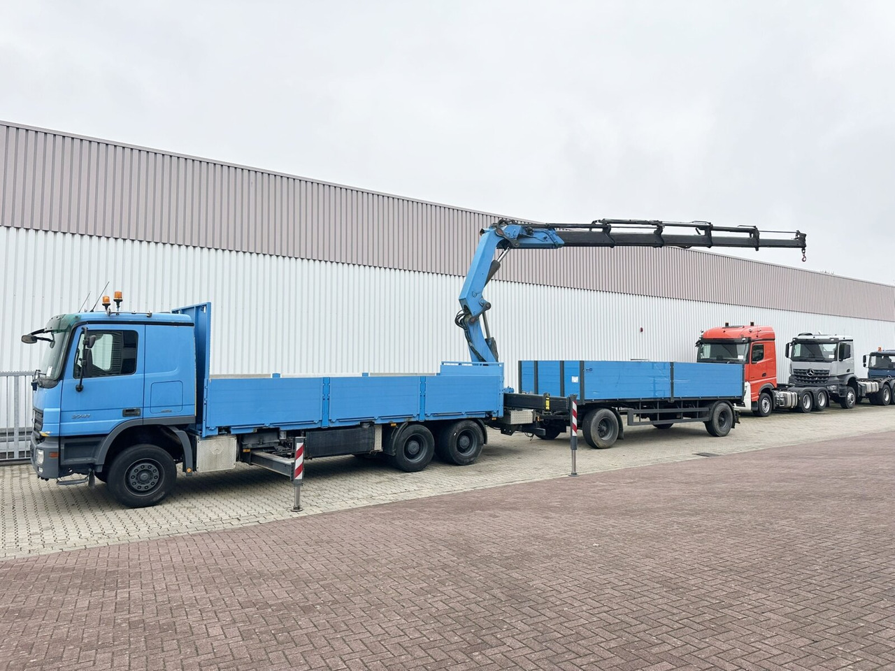 Mercedes-Benz Actros 2741 L 6x4 Actros 2741 L 6x4, Twist-Lock ausz. auf 3m, Heckkran Palfinger PK 42502-D, Funk - Dropside/ Flatbed truck, Crane truck: picture 3 Mercedes-Benz Actros 2741 L 6x4 Actros 2741 L 6x4, Twist-Lock ausz. auf 3m, Heckkran Palfinger PK 42502-D, Funk - Dropside/ Flatbed truck, Crane truck: picture 3