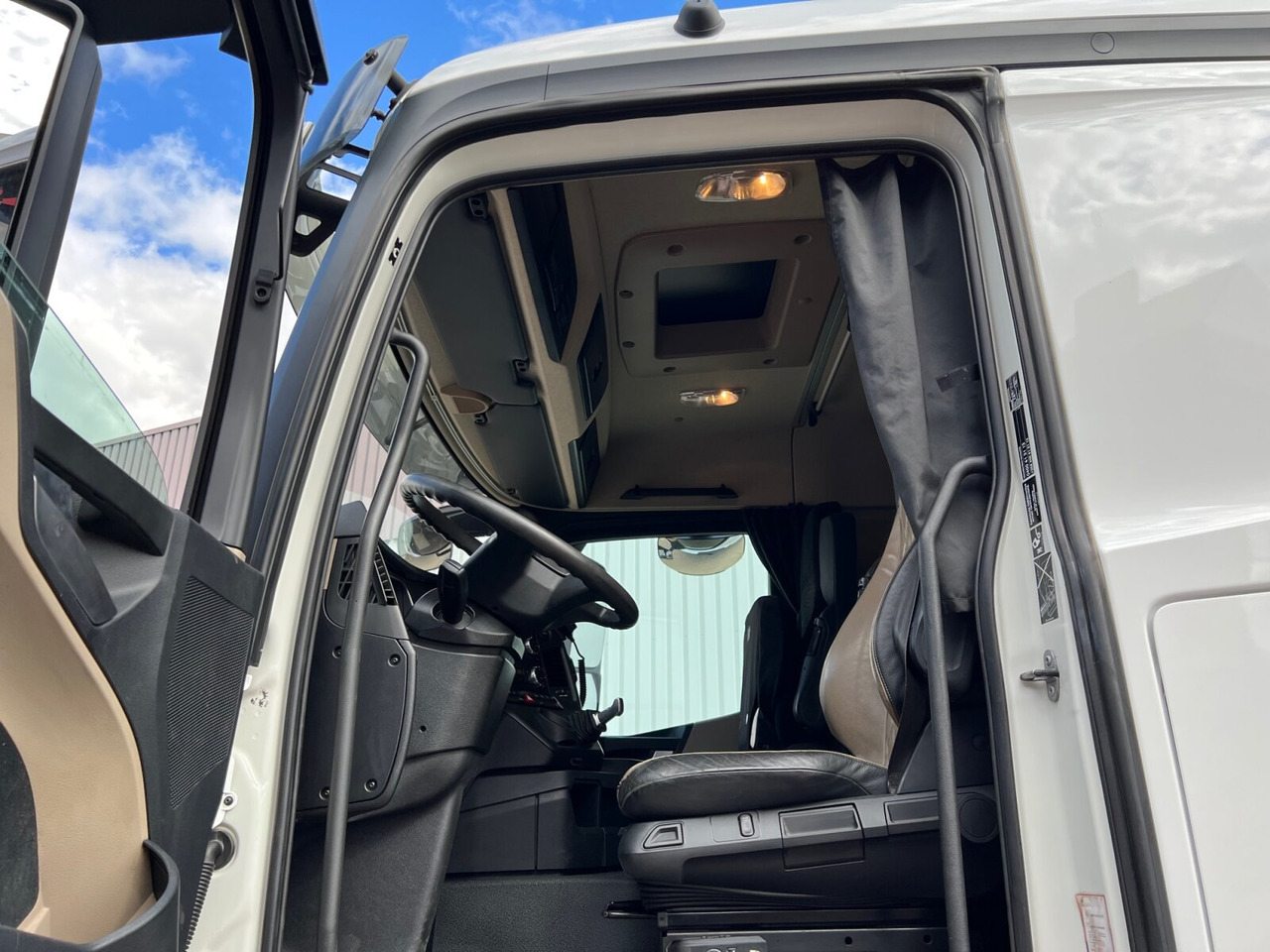 Mercedes-Benz Actros 3551 L 8x2/4 Actros 3551 L 8x2/4, Vorlauflenkachse, Doppelbereifte Nachlaufliftachse - Cab chassis truck: picture 2 Mercedes-Benz Actros 3551 L 8x2/4 Actros 3551 L 8x2/4, Vorlauflenkachse, Doppelbereifte Nachlaufliftachse - Cab chassis truck: picture 2