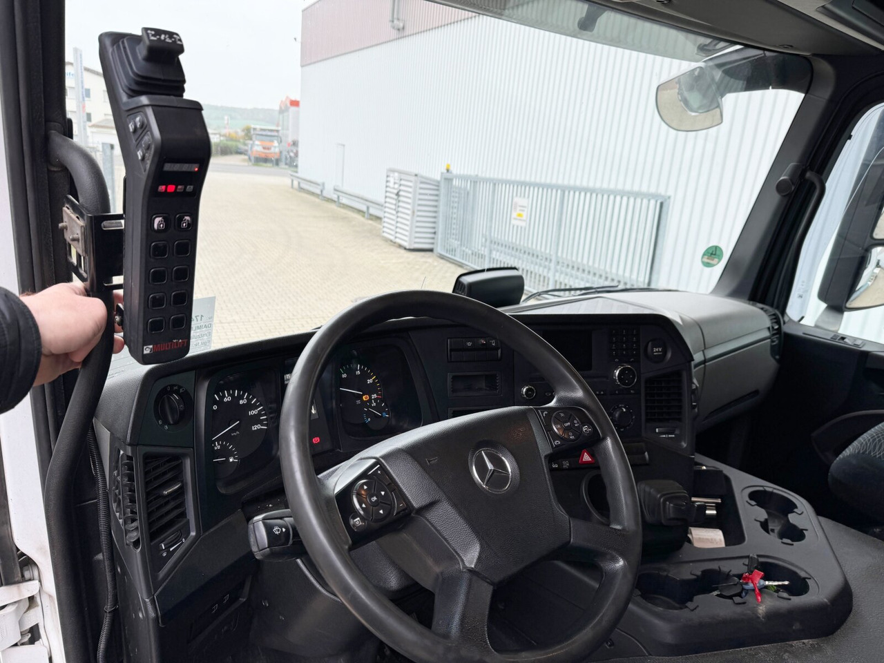 Mercedes-Benz Antos 2536 L 6x2 Antos 2536 L 6x2, Liftachse, Hiab XR 21S61 bis 7 m Container - Hook lift truck: picture 4 Mercedes-Benz Antos 2536 L 6x2 Antos 2536 L 6x2, Liftachse, Hiab XR 21S61 bis 7 m Container - Hook lift truck: picture 4