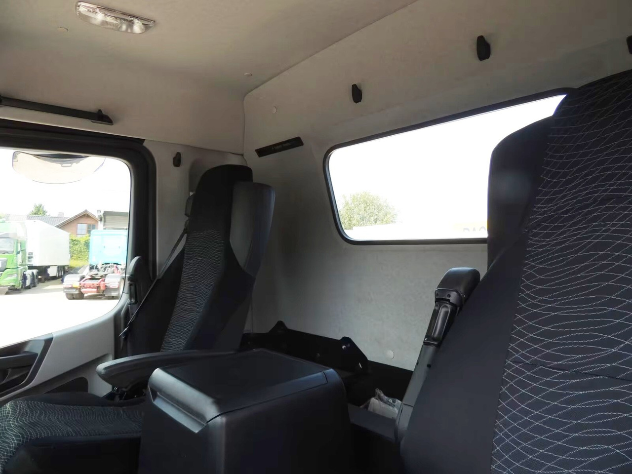 Mercedes-Benz Antos 2540 L 6x2 Antos 2540 L 6x2, Lenk-Liftachse, Meiller, Funk - Hook lift truck: picture 2 Mercedes-Benz Antos 2540 L 6x2 Antos 2540 L 6x2, Lenk-Liftachse, Meiller, Funk - Hook lift truck: picture 2