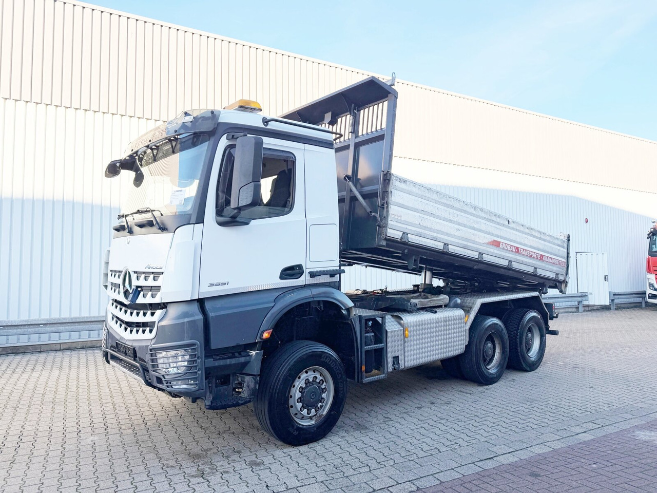 Mercedes-Benz Arocs 3351 AK 6x6 Arocs 3351 AK 6x6, Retarder, Grounder, Motorabtrieb, pneum. Heckklappenöffnung - Tipper: picture 1 Mercedes-Benz Arocs 3351 AK 6x6 Arocs 3351 AK 6x6, Retarder, Grounder, Motorabtrieb, pneum. Heckklappenöffnung - Tipper: picture 1