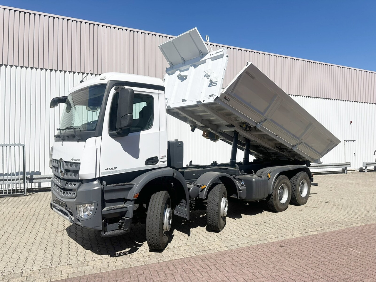 Mercedes-Benz Arocs 4142 K 8x4/4 Arocs 4142/45 K 8x4/4, Meiller Bordmatik links - Tipper: picture 1 Mercedes-Benz Arocs 4142 K 8x4/4 Arocs 4142/45 K 8x4/4, Meiller Bordmatik links - Tipper: picture 1