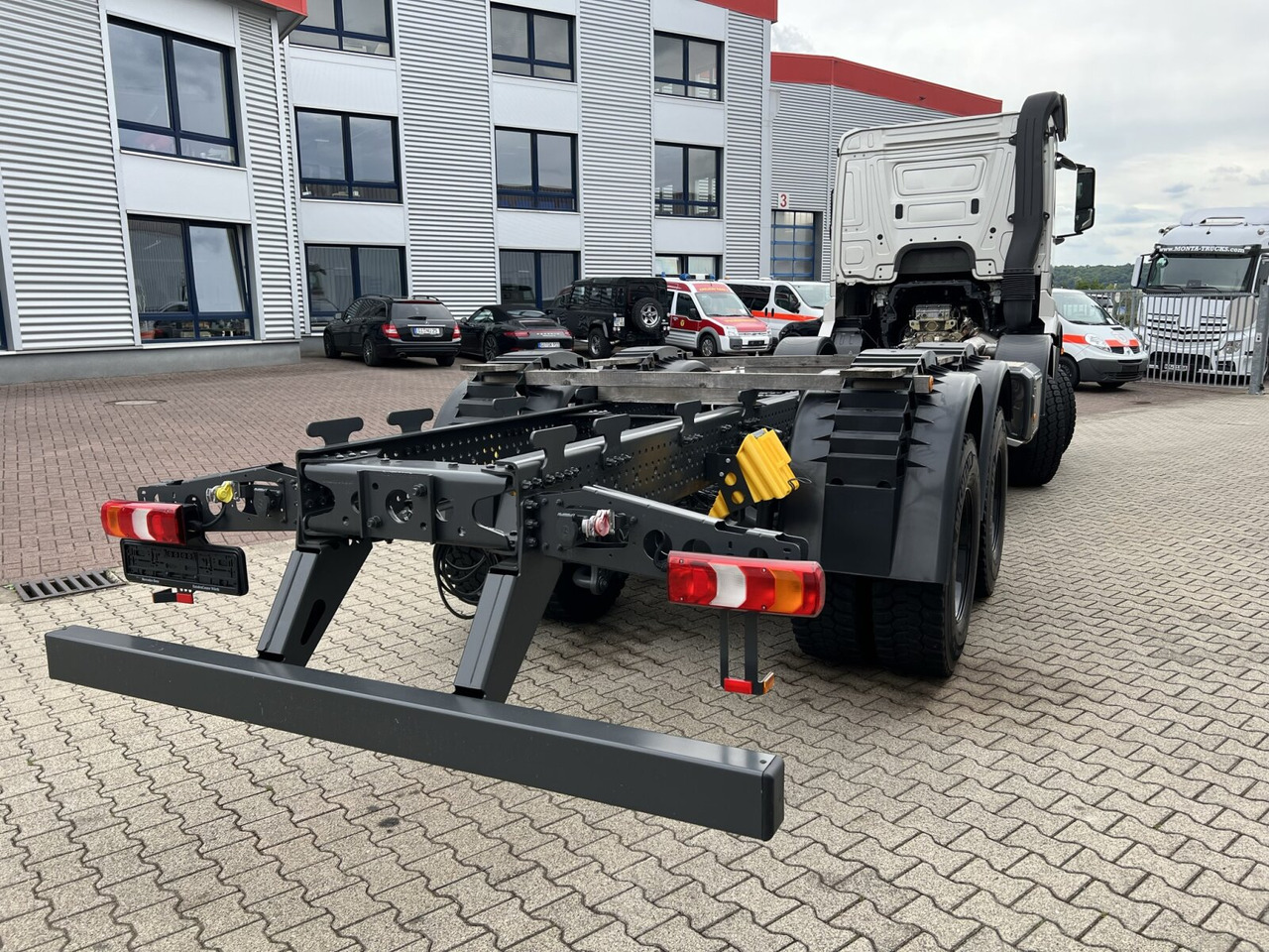 Hook lift truck Mercedes-Benz Arocs 4163/8x4 Arocs 4163/8x4, Hiab 26.59, Funk, Multimedia Cockpit,: picture 12 Hook lift truck Mercedes-Benz Arocs 4163/8x4 Arocs 4163/8x4, Hiab 26.59, Funk, Multimedia Cockpit,: picture 12