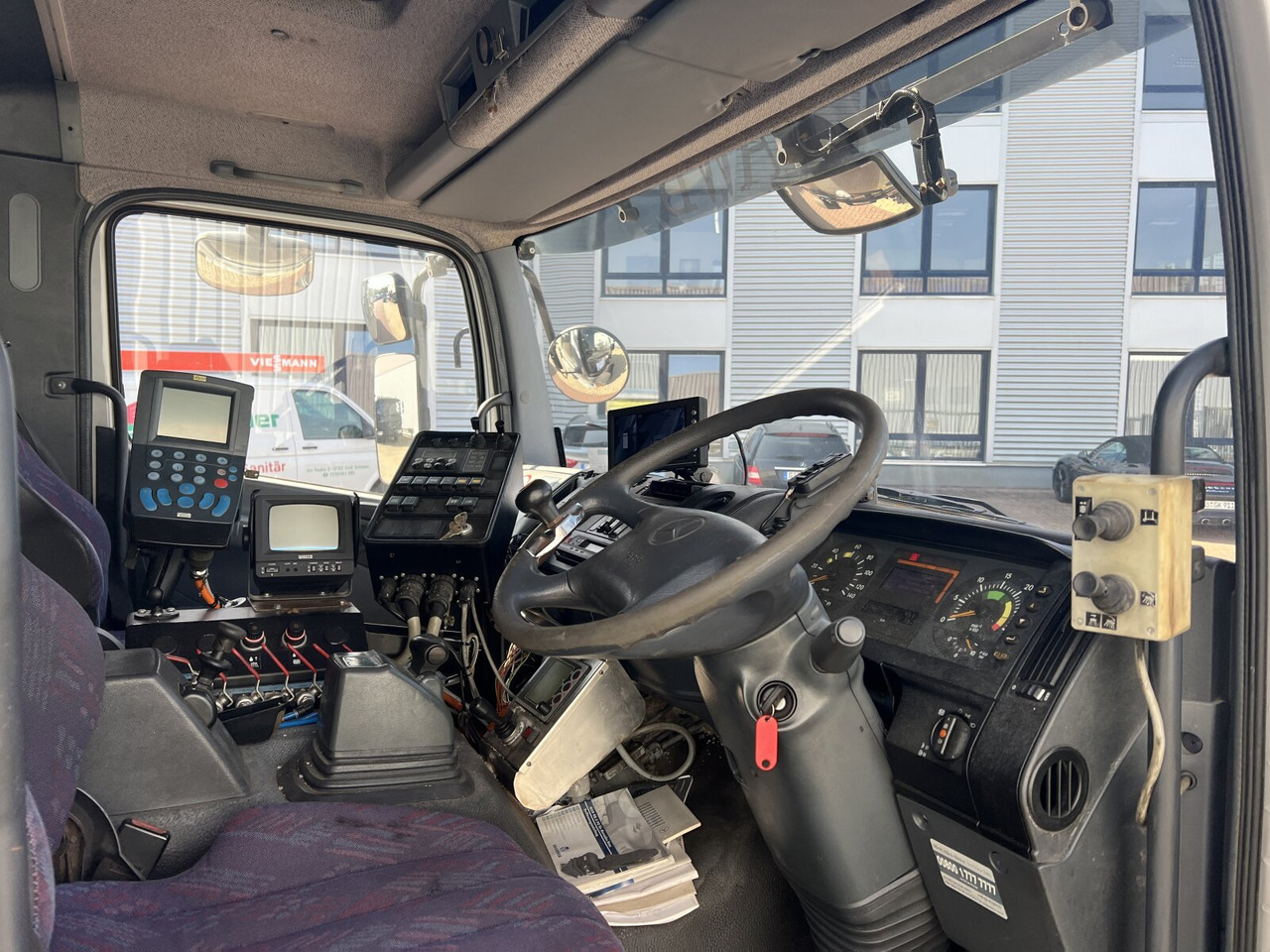 Mercedes-Benz Atego 1828 L 4x2 Atego 1828 L 4x2, Rechtslenker, Winterdienstaustattung - Cab chassis truck: picture 5 Mercedes-Benz Atego 1828 L 4x2 Atego 1828 L 4x2, Rechtslenker, Winterdienstaustattung - Cab chassis truck: picture 5