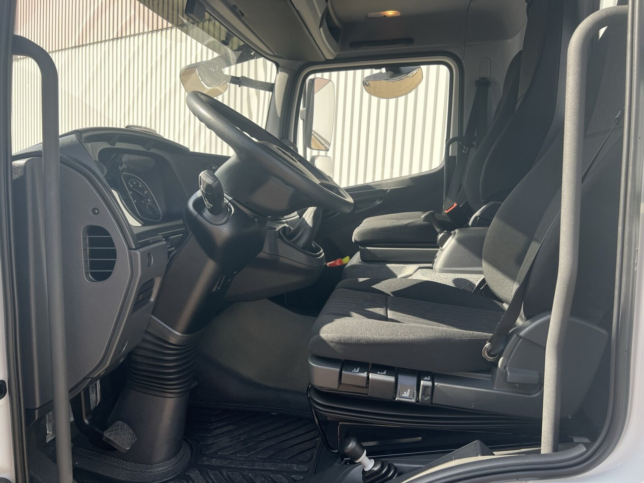 Mercedes-Benz Atego 818/23 K 4x2 Atego 818/23 K 4x2, 2x AHK, Meiller-Kipper, mehrfach Vorhanden! - Tipper: picture 4 Mercedes-Benz Atego 818/23 K 4x2 Atego 818/23 K 4x2, 2x AHK, Meiller-Kipper, mehrfach Vorhanden! - Tipper: picture 4
