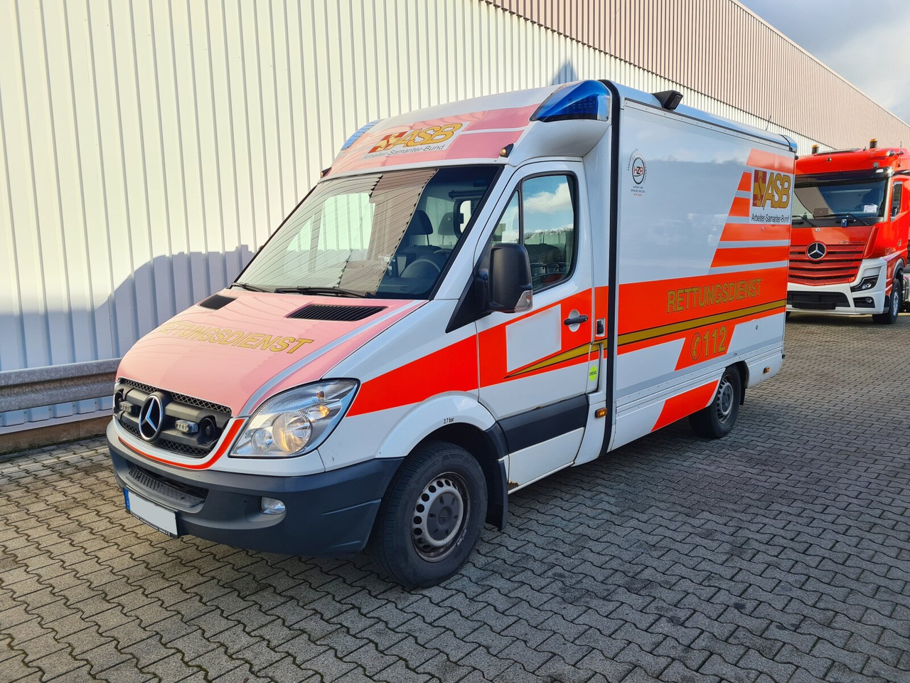 Mercedes-Benz Sprinter 316 KA 4x2 Sprinter 316 KA 4x2, Rettungswagen - Panel van: picture 1 Mercedes-Benz Sprinter 316 KA 4x2 Sprinter 316 KA 4x2, Rettungswagen - Panel van: picture 1