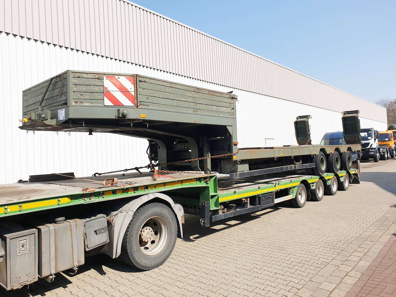 P 528/803-01 BLUMHARDT P 528/803-01, 3-Achs Satteltieflader, Ex-Bundeswehr - Low loader semi-trailer: picture 1 P 528/803-01 BLUMHARDT P 528/803-01, 3-Achs Satteltieflader, Ex-Bundeswehr - Low loader semi-trailer: picture 1