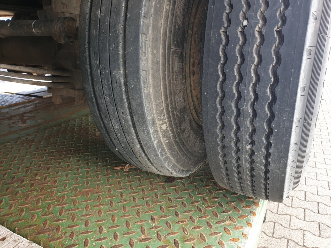 P 528/803-01 BLUMHARDT P 528/803-01, 3-Achs Satteltieflader, Ex-Bundeswehr - Low loader semi-trailer: picture 4 P 528/803-01 BLUMHARDT P 528/803-01, 3-Achs Satteltieflader, Ex-Bundeswehr - Low loader semi-trailer: picture 4