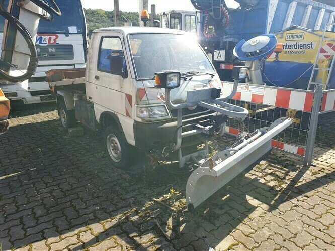 S 85 4x4 PFAU S 85 4x4 - Snow removal vehicle, Van: picture 1 S 85 4x4 PFAU S 85 4x4 - Snow removal vehicle, Van: picture 1