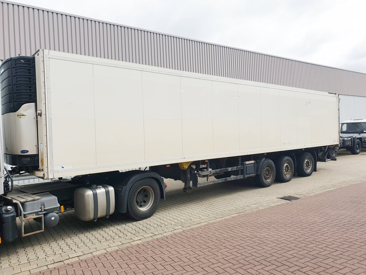 Schmitz Cargobull SKO 24 SKO 24, Carrier, LBW, Lift-/Lenkachse, 74 cbm - Refrigerator semi-trailer: picture 1 Schmitz Cargobull SKO 24 SKO 24, Carrier, LBW, Lift-/Lenkachse, 74 cbm - Refrigerator semi-trailer: picture 1