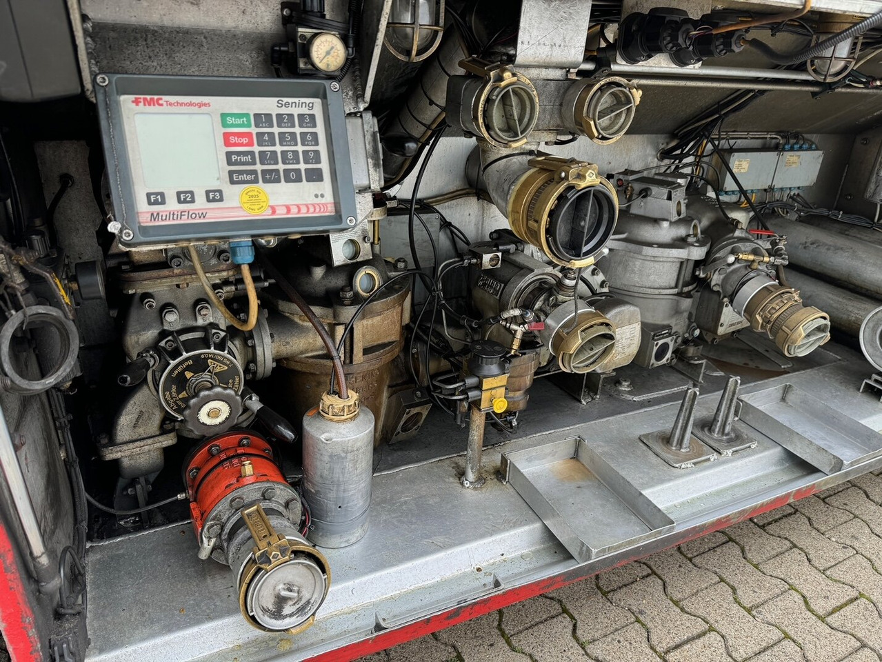 Schrader Z-STA 24-42.7/4 Tankauflieger Z-STA 24-42.7/4, 4 Kammern, ca. 42700l, 2x Liftachse, Oben-/Untenbefüllung - Tank semi-trailer: picture 5 Schrader Z-STA 24-42.7/4 Tankauflieger Z-STA 24-42.7/4, 4 Kammern, ca. 42700l, 2x Liftachse, Oben-/Untenbefüllung - Tank semi-trailer: picture 5