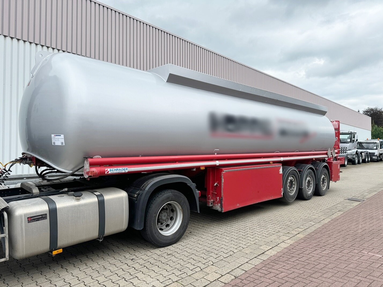 Schrader Z-STA 24-42.7/4 Tankauflieger Z-STA 24-42.7/4, 4 Kammern, ca. 42700l, 2x Liftachse, Oben-/Untenbefüllung - Tank semi-trailer: picture 1 Schrader Z-STA 24-42.7/4 Tankauflieger Z-STA 24-42.7/4, 4 Kammern, ca. 42700l, 2x Liftachse, Oben-/Untenbefüllung - Tank semi-trailer: picture 1