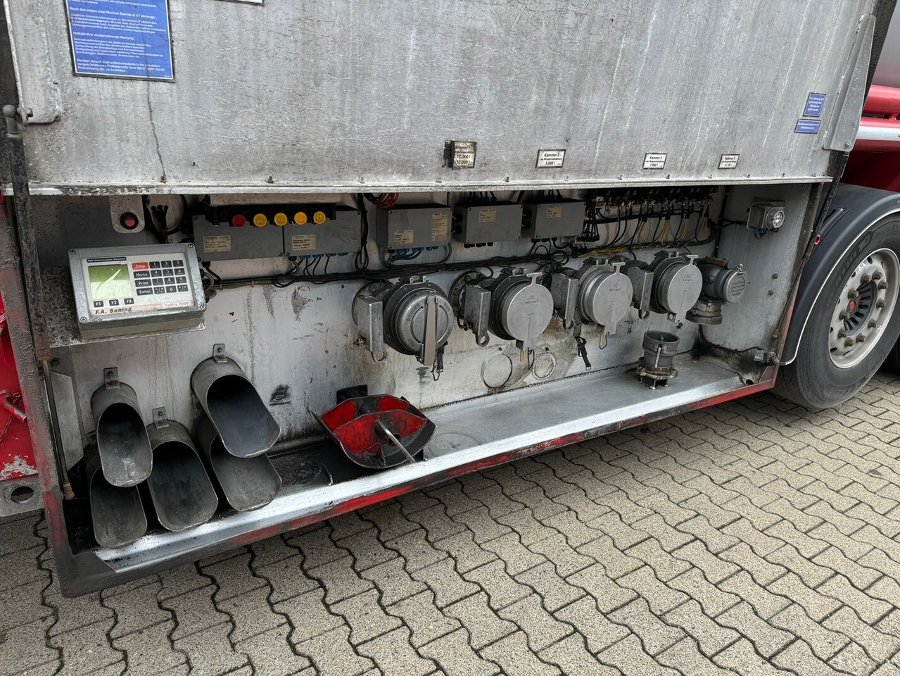 Schrader Z-STA 24-42.7/4 Tankauflieger Z-STA 24-42.7/4, 4 Kammern, ca. 42700l, 2x Liftachse, Oben-/Untenbefüllung - Tank semi-trailer: picture 2 Schrader Z-STA 24-42.7/4 Tankauflieger Z-STA 24-42.7/4, 4 Kammern, ca. 42700l, 2x Liftachse, Oben-/Untenbefüllung - Tank semi-trailer: picture 2