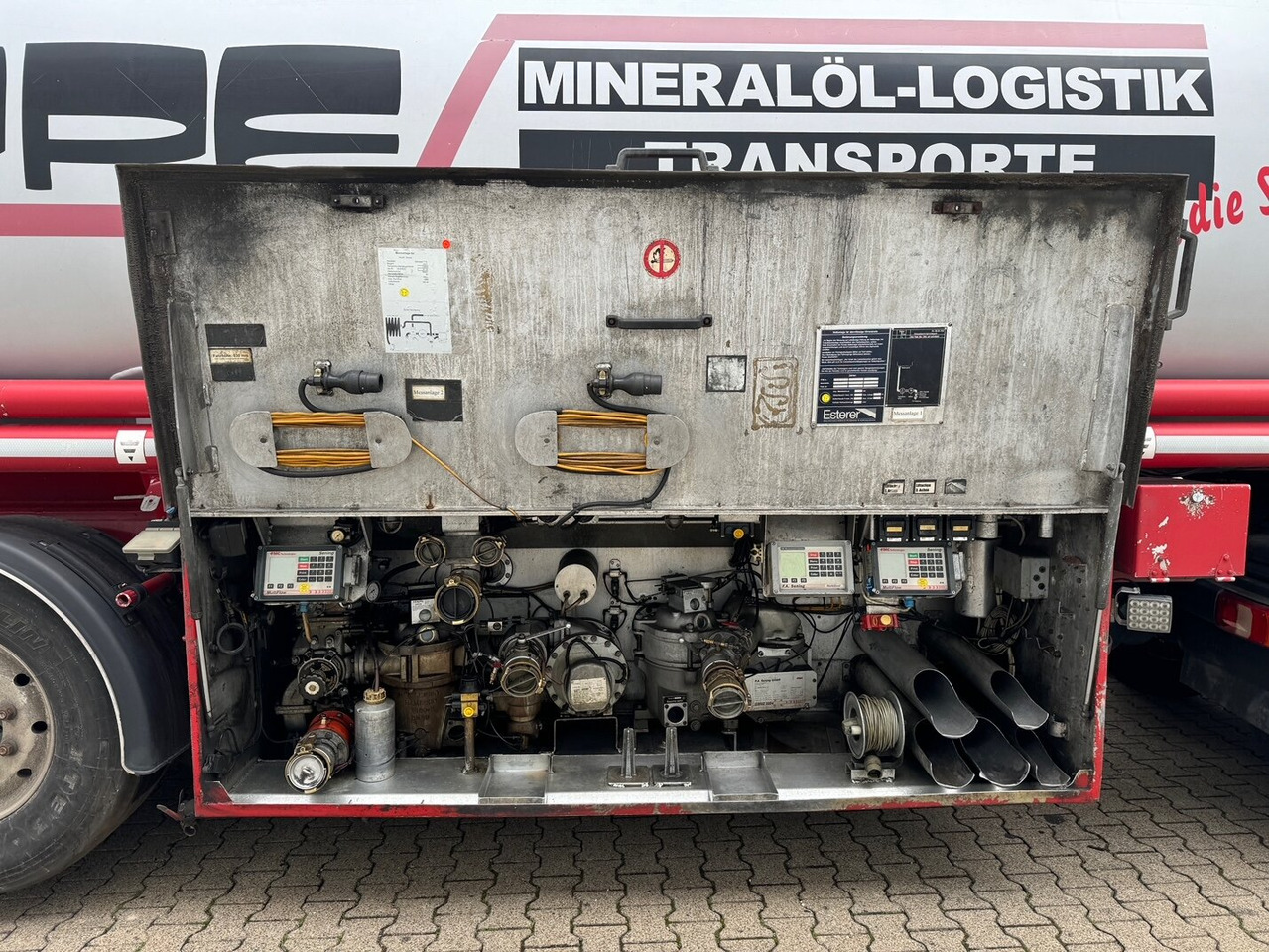 Schrader Z-STA 24-42.7/4 Tankauflieger Z-STA 24-42.7/4, 4 Kammern, ca. 42700l, 2x Liftachse, Oben-/Untenbefüllung - Tank semi-trailer: picture 4 Schrader Z-STA 24-42.7/4 Tankauflieger Z-STA 24-42.7/4, 4 Kammern, ca. 42700l, 2x Liftachse, Oben-/Untenbefüllung - Tank semi-trailer: picture 4