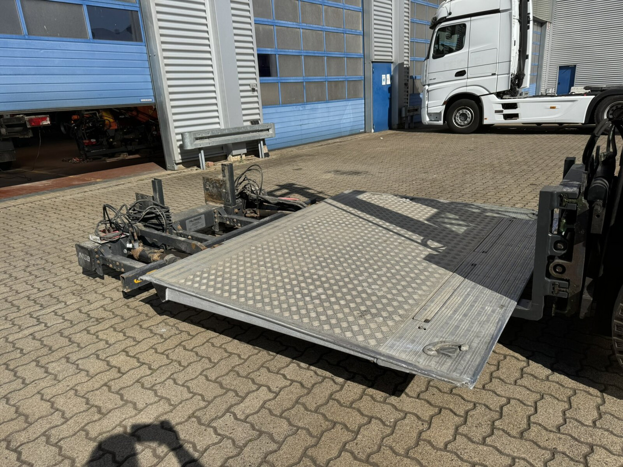 MBB C 2000 S Ladebordwand MBB C 2000 S Ladebordwand - Semi-trailer: picture 1 MBB C 2000 S Ladebordwand MBB C 2000 S Ladebordwand - Semi-trailer: picture 1