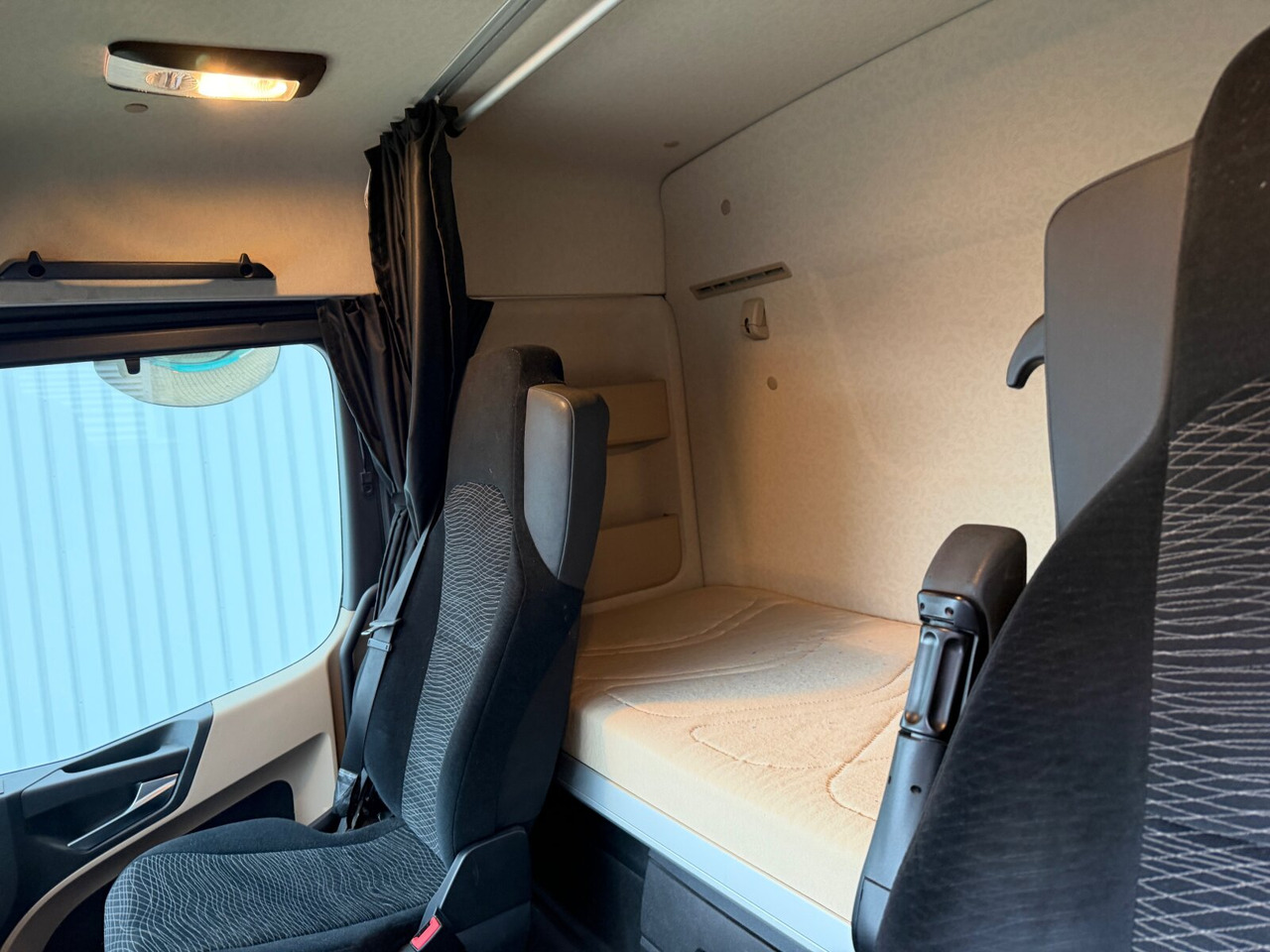 Mercedes-Benz Actros 1851 LS 4x4 HAD Actros 1851 LS 4x4 HAD, Hydraulik, Navi, MultimediaCockpit - Tractor unit: picture 5 Mercedes-Benz Actros 1851 LS 4x4 HAD Actros 1851 LS 4x4 HAD, Hydraulik, Navi, MultimediaCockpit - Tractor unit: picture 5