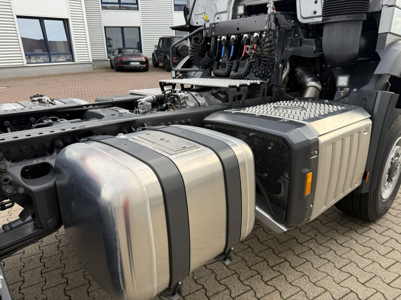 Mercedes-Benz Arocs 1853 AS 4x4 Arocs 1853 AS 4x4, Retarder, MultimediaCockpit, Navi - Tractor unit: picture 3 Mercedes-Benz Arocs 1853 AS 4x4 Arocs 1853 AS 4x4, Retarder, MultimediaCockpit, Navi - Tractor unit: picture 3