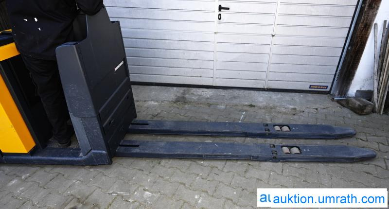 Kommissionierer Jungheinrich ECE 225 mit 72 Betriebsstunden Hubwagen Ameise Elektrohubwagen - Order picker: picture 4 Kommissionierer Jungheinrich ECE 225 mit 72 Betriebsstunden Hubwagen Ameise Elektrohubwagen - Order picker: picture 4