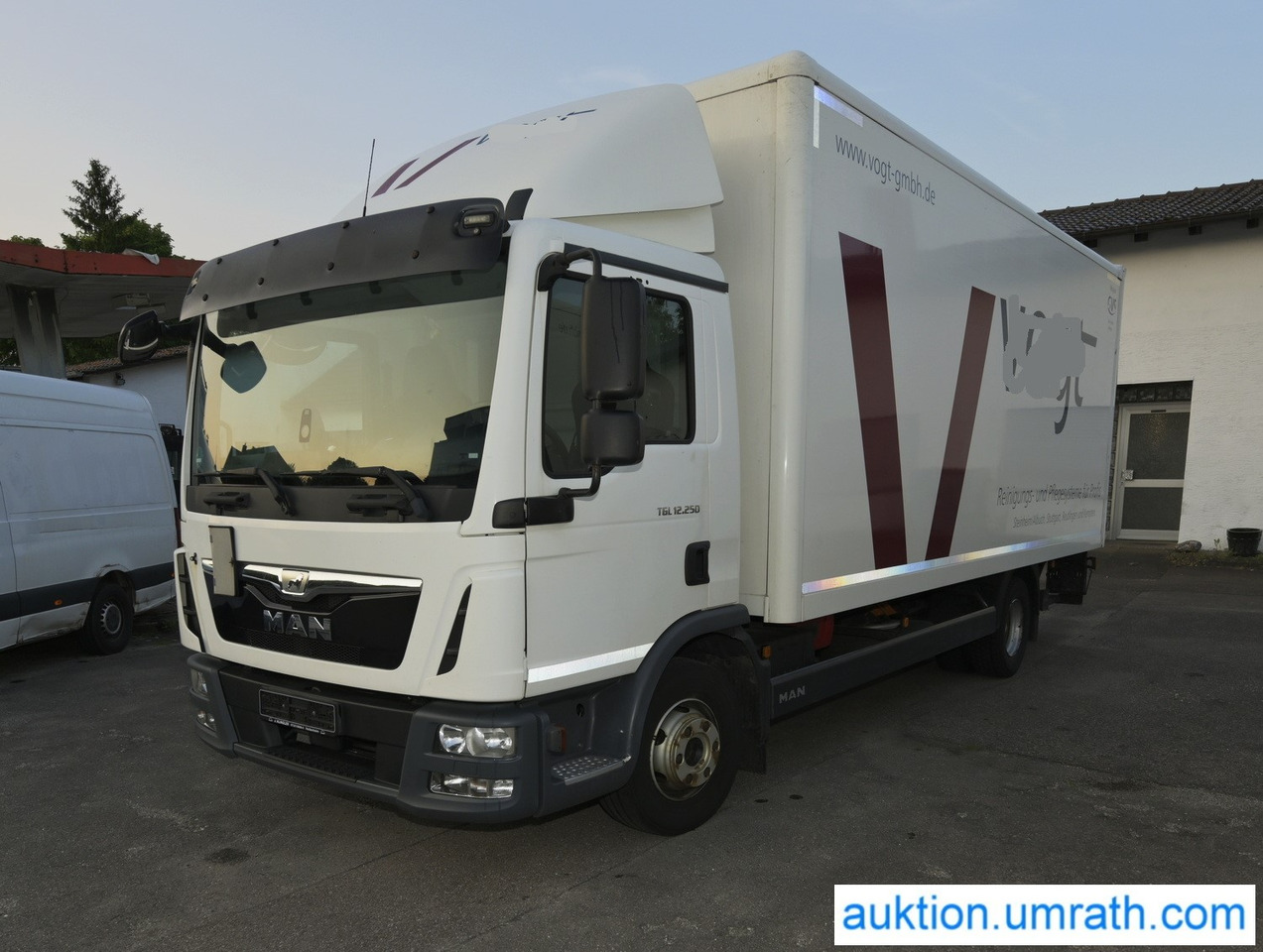 MAN TGL 12.250 4x2 L/BL Koffer Ladebordwand Klimaautomatik NAVI Luftfederung Automatikgetriebe EURO 6 - Box truck: picture 1 MAN TGL 12.250 4x2 L/BL Koffer Ladebordwand Klimaautomatik NAVI Luftfederung Automatikgetriebe EURO 6 - Box truck: picture 1