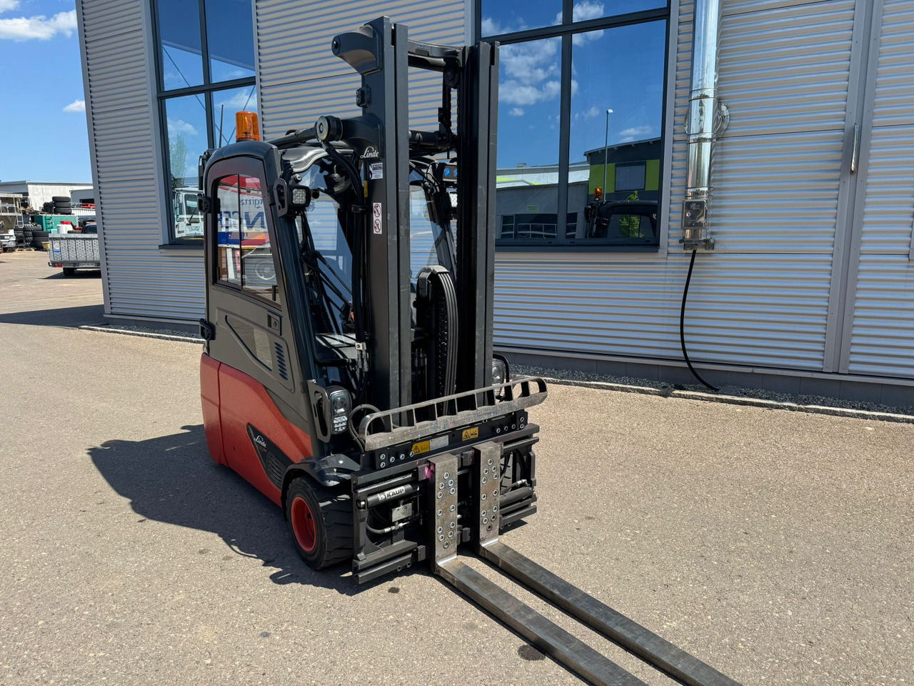 Linde E20L-02 Triplex Elektro Zinkenverstellgerät - Electric forklift: picture 2 Linde E20L-02 Triplex Elektro Zinkenverstellgerät - Electric forklift: picture 2