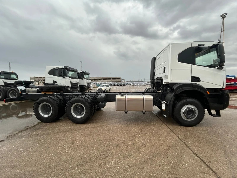 Iveco T-WAY AT380T43H 6x4 R20 Tyres Chassis - Barcelona Stock - Cab chassis truck: picture 2 Iveco T-WAY AT380T43H 6x4 R20 Tyres Chassis - Barcelona Stock - Cab chassis truck: picture 2