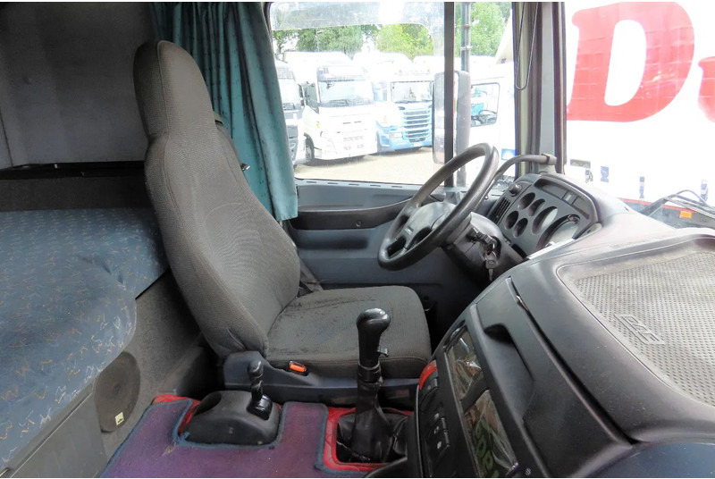 DAF XF 95.430 Manual diesel injection! Manual gearbox! - Curtainsider truck: picture 5 DAF XF 95.430 Manual diesel injection! Manual gearbox! - Curtainsider truck: picture 5