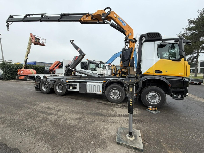 Mercedes-Benz AROCS 4143 8X4 WAF HOOKLIFT + CRANE EFFER 395 4S + ROTATOR + RADIO - 5/6 F - BE TRUCK - VERY NICE CONDITION - Hook lift truck, Crane truck: picture 4 Mercedes-Benz AROCS 4143 8X4 WAF HOOKLIFT + CRANE EFFER 395 4S + ROTATOR + RADIO - 5/6 F - BE TRUCK - VERY NICE CONDITION - Hook lift truck, Crane truck: picture 4