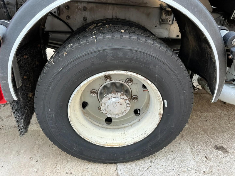 Renault MIDLUM 150 FUEL TANKER / CITERNE MAZOUT - 6500L - 3 COMPARTIMENTS - *ENGINE PROBLEM* - Tank truck: picture 5 Renault MIDLUM 150 FUEL TANKER / CITERNE MAZOUT - 6500L - 3 COMPARTIMENTS - *ENGINE PROBLEM* - Tank truck: picture 5