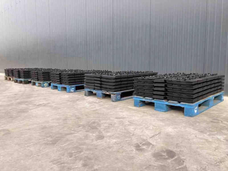 Demag Rubber Asphalt Pads - Frame/ Chassis for Construction machinery: picture 1 Demag Rubber Asphalt Pads - Frame/ Chassis for Construction machinery: picture 1