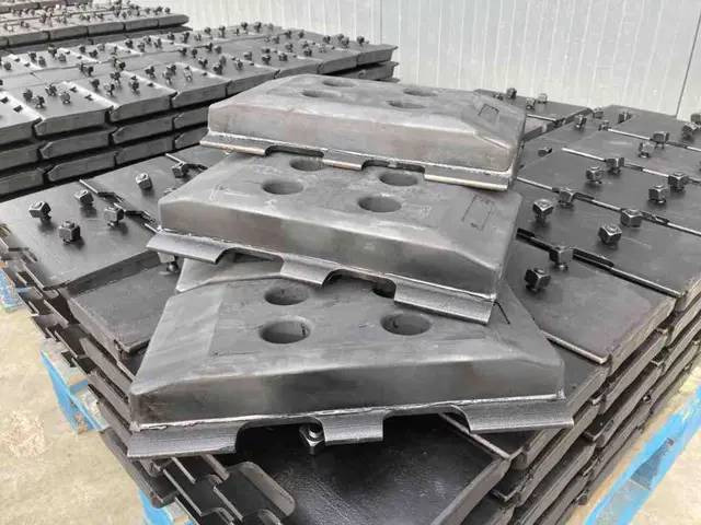 Volvo Rubber Asphalt Pads - Frame/ Chassis for Construction machinery: picture 1 Volvo Rubber Asphalt Pads - Frame/ Chassis for Construction machinery: picture 1