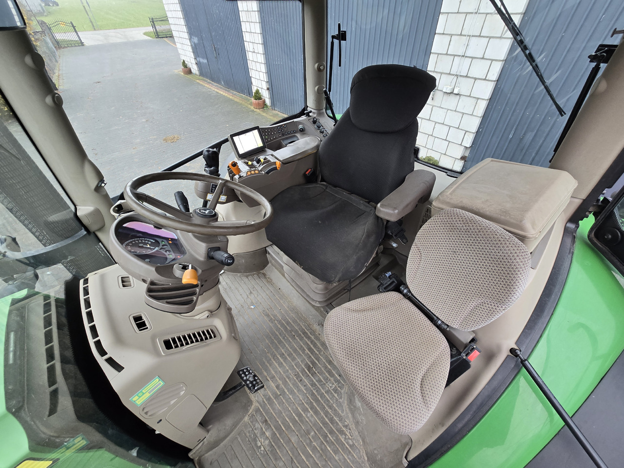 JOHN DEERE 6140R - Farm tractor: picture 2 JOHN DEERE 6140R - Farm tractor: picture 2