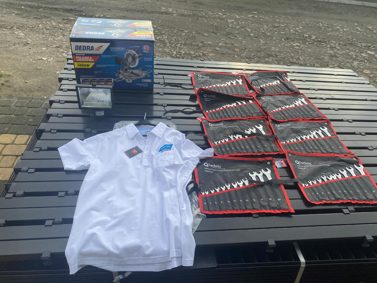 Norton, Dedra ukośnica, zestaw kluczy, lampa z czujnikiem, koszulka Polo - Tool/ Equipment: picture 1 Norton, Dedra ukośnica, zestaw kluczy, lampa z czujnikiem, koszulka Polo - Tool/ Equipment: picture 1