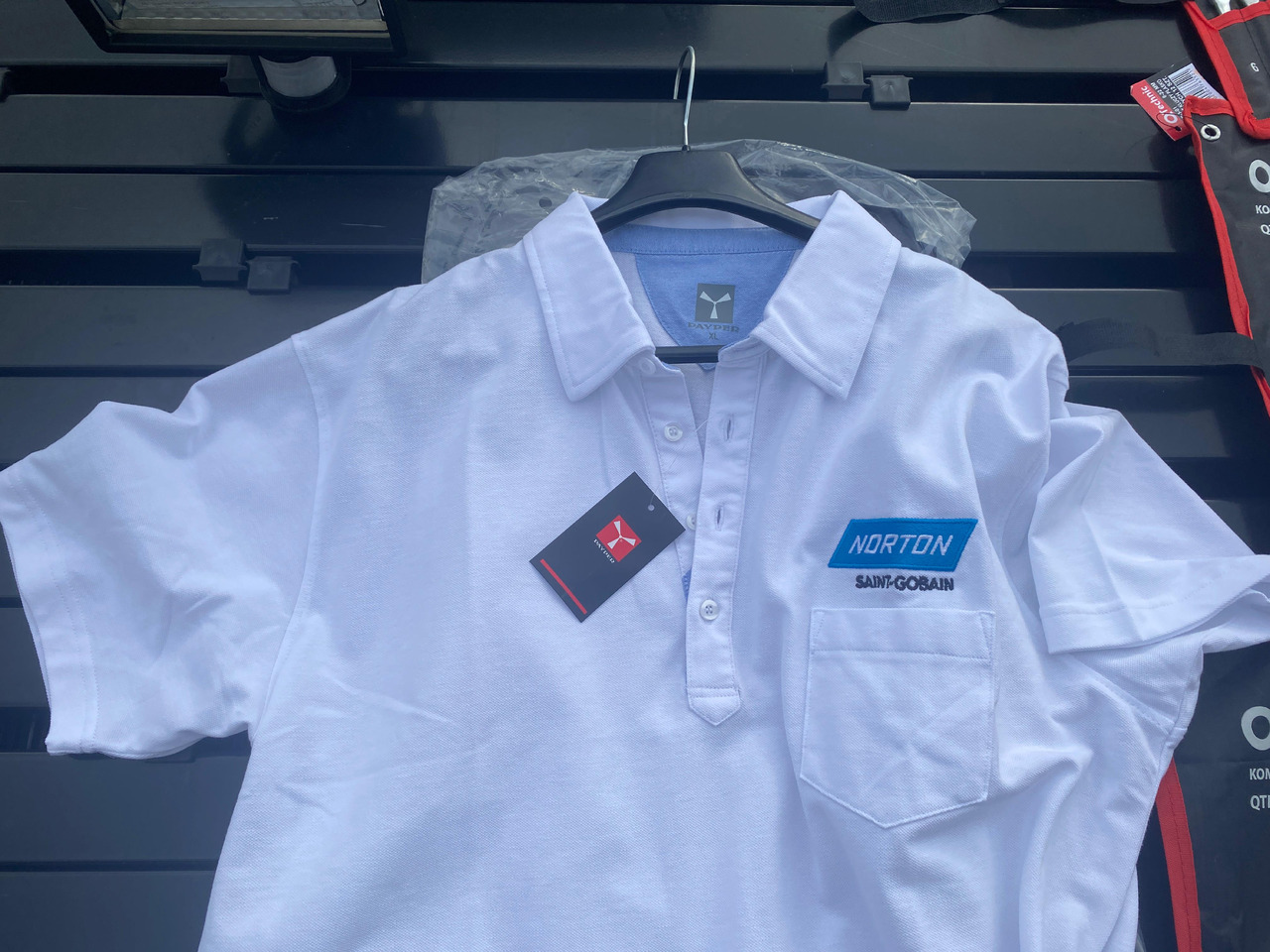 Norton, Dedra ukośnica, zestaw kluczy, lampa z czujnikiem, koszulka Polo - Tool/ Equipment: picture 4 Norton, Dedra ukośnica, zestaw kluczy, lampa z czujnikiem, koszulka Polo - Tool/ Equipment: picture 4