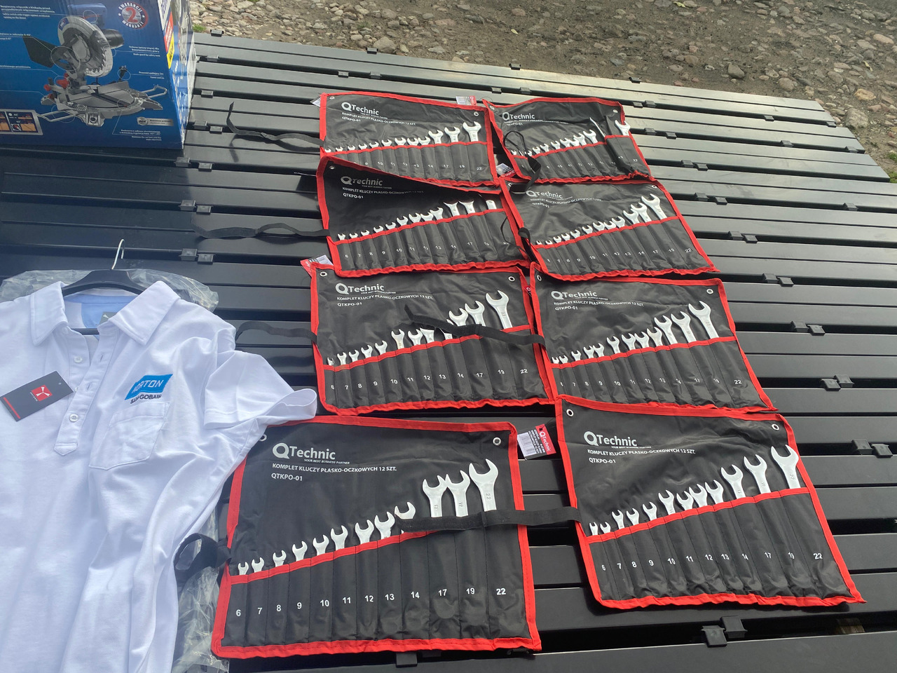 Norton, Dedra ukośnica, zestaw kluczy, lampa z czujnikiem, koszulka Polo - Tool/ Equipment: picture 3 Norton, Dedra ukośnica, zestaw kluczy, lampa z czujnikiem, koszulka Polo - Tool/ Equipment: picture 3