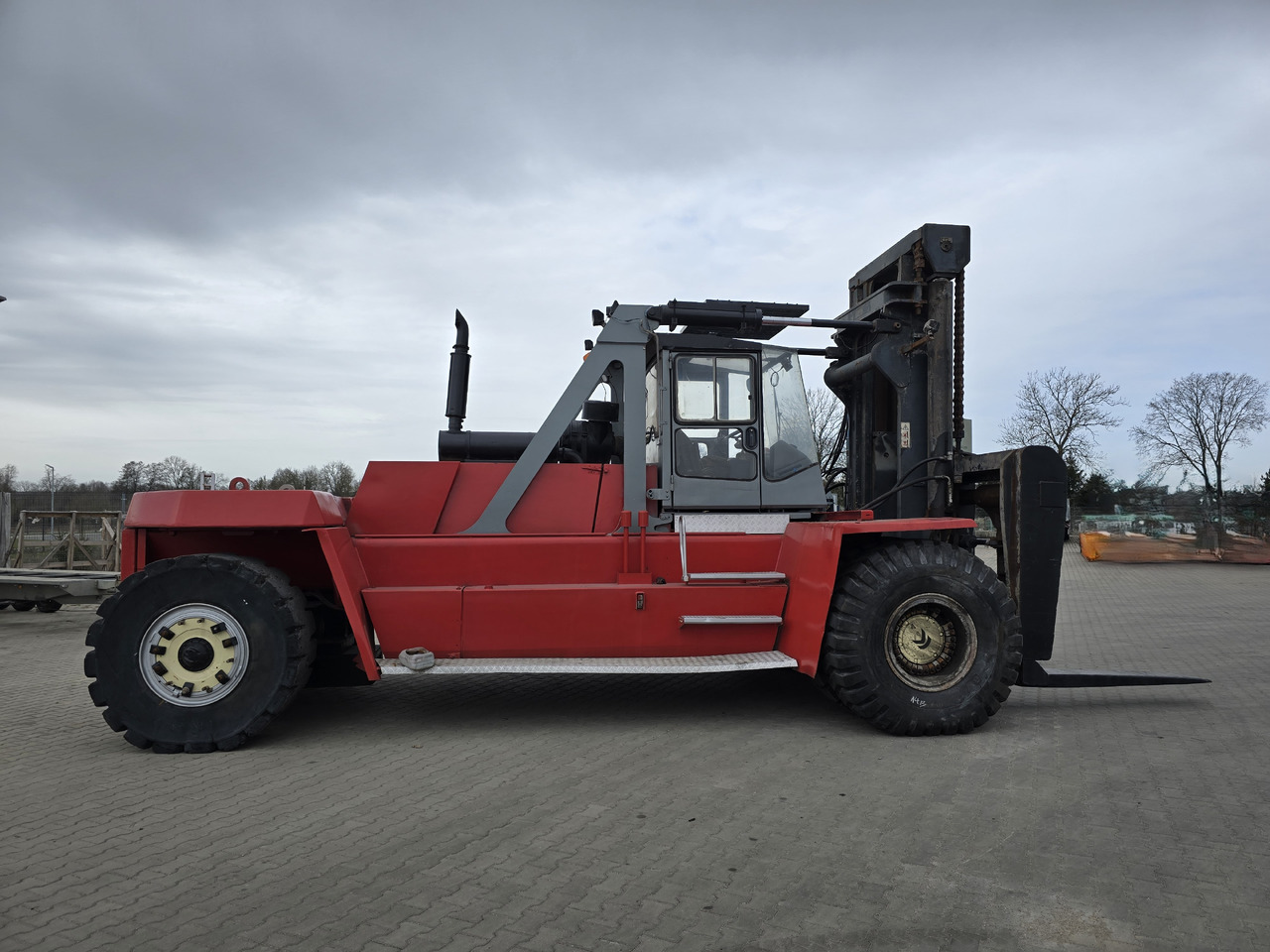 Container transporter/ Swap body truck kalmar KALMAR DCD420-12: picture 6