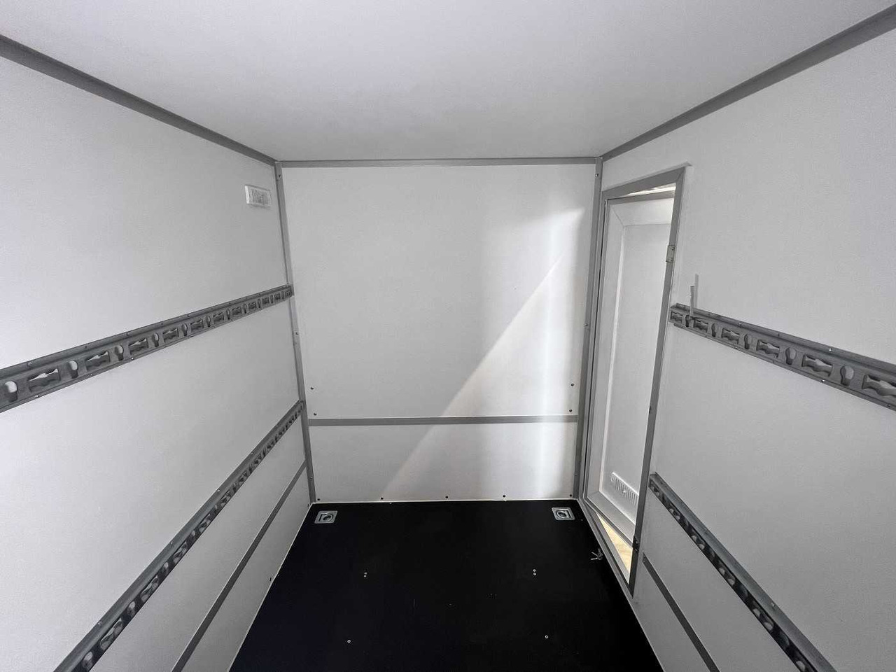 Closed box trailer BLYSS F2736HTD Rampe Seitentür Kofferanhänger: picture 21 Closed box trailer BLYSS F2736HTD Rampe Seitentür Kofferanhänger: picture 21