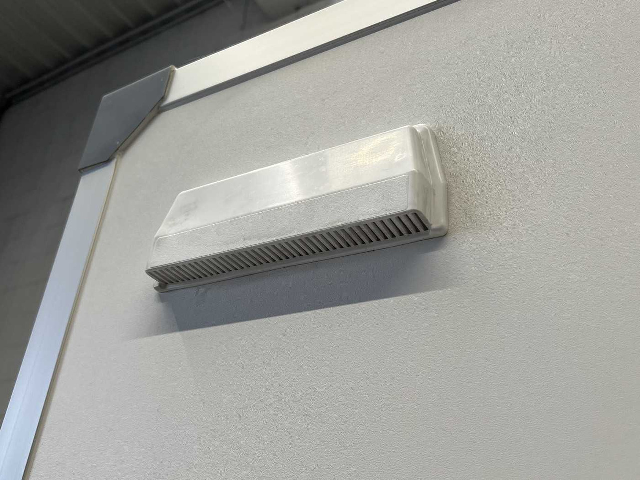 Closed box trailer BLYSS F2736HTD Rampe Seitentür Kofferanhänger: picture 27 Closed box trailer BLYSS F2736HTD Rampe Seitentür Kofferanhänger: picture 27