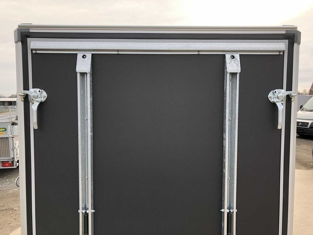 Closed box trailer VARIANT Night Edition 1-Achser Rampe Kofferanhänger: picture 13