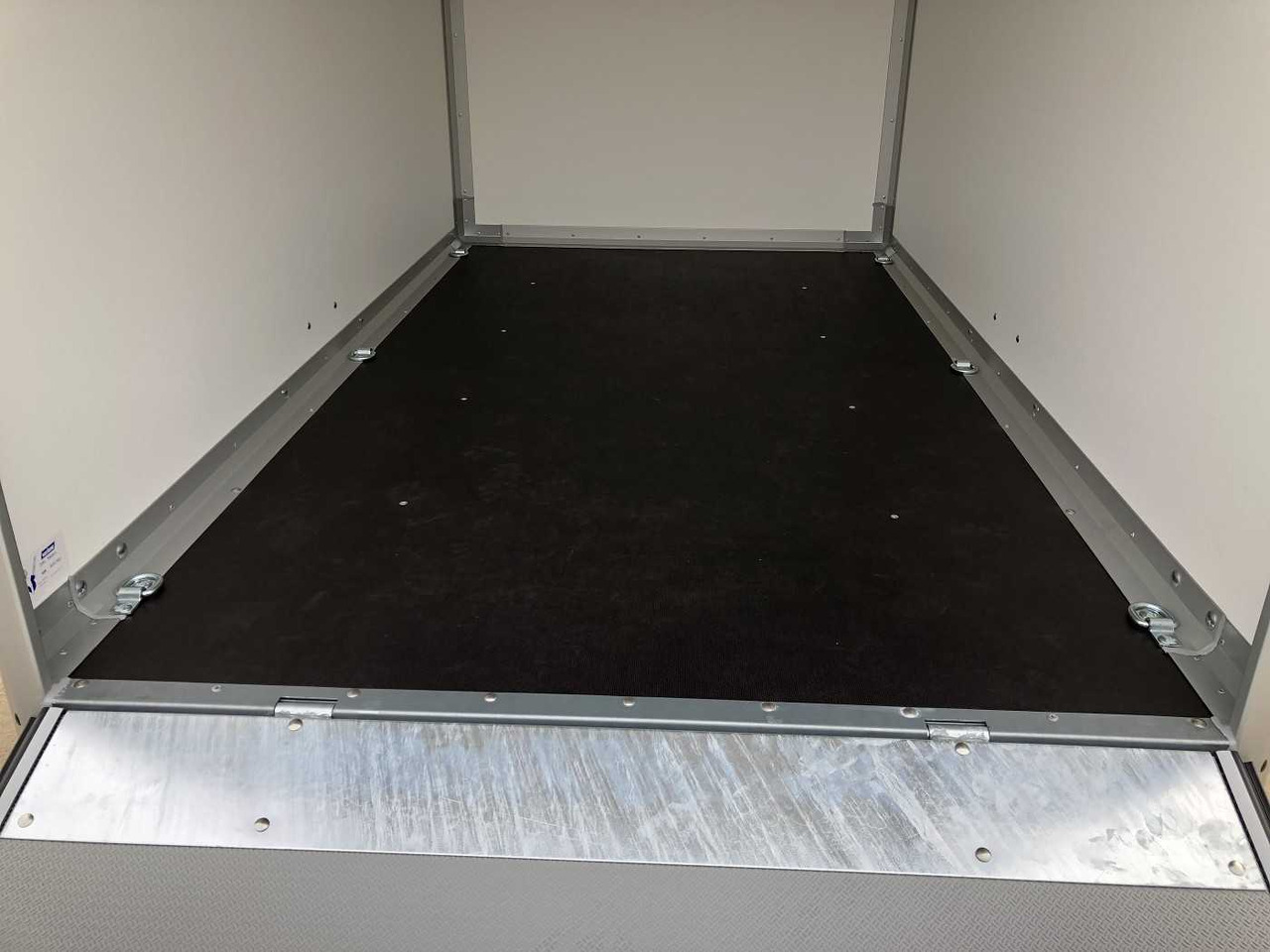 Closed box trailer VARIANT Night Edition 1-Achser Rampe Kofferanhänger: picture 11