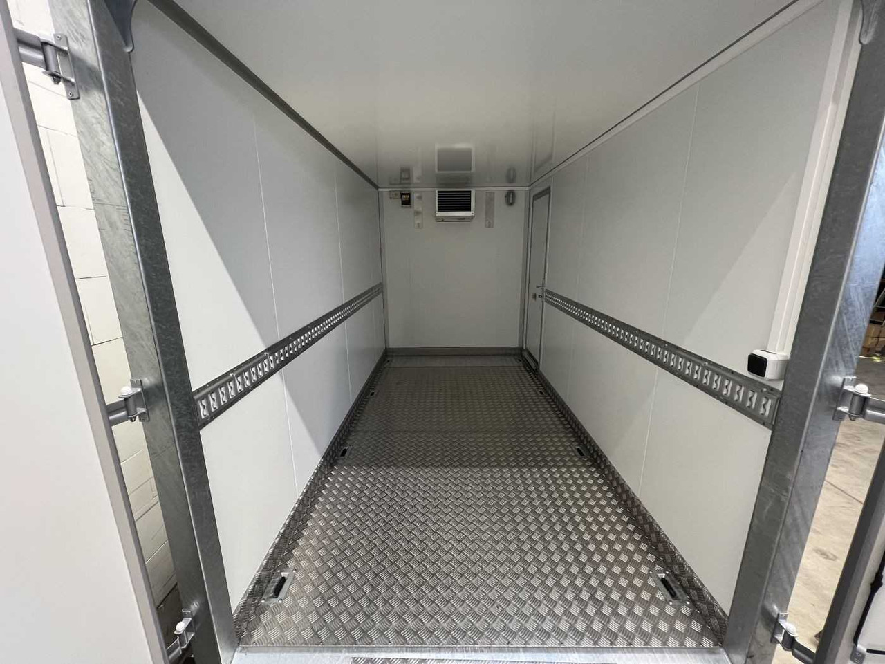 VEZEKO TK C 30.35 KH Rampe ausziehbar Kühlanhänger - Refrigerator trailer: picture 4 VEZEKO TK C 30.35 KH Rampe ausziehbar Kühlanhänger - Refrigerator trailer: picture 4