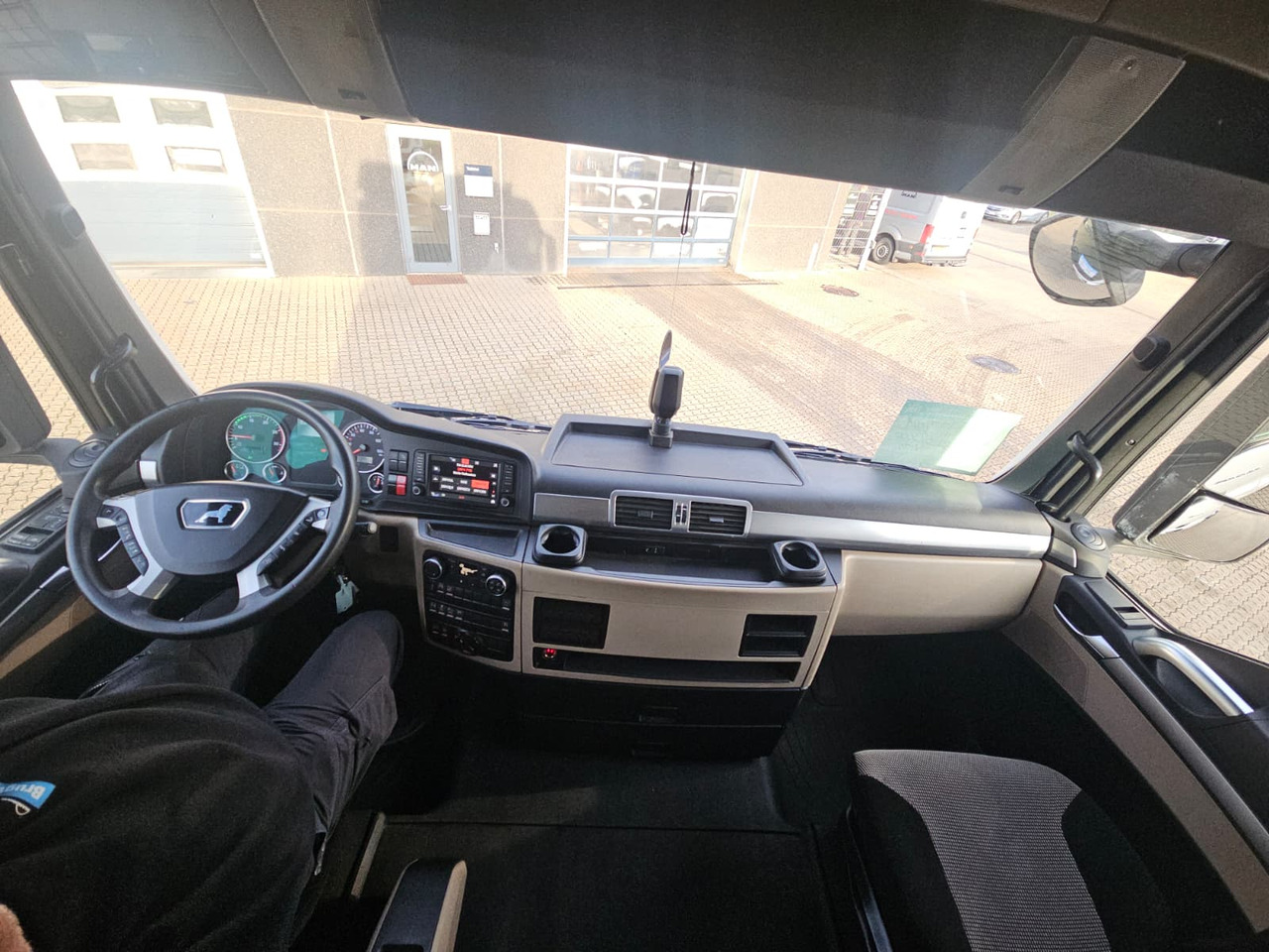 MAN TGX 26.470 - Tractor unit: picture 5 MAN TGX 26.470 - Tractor unit: picture 5