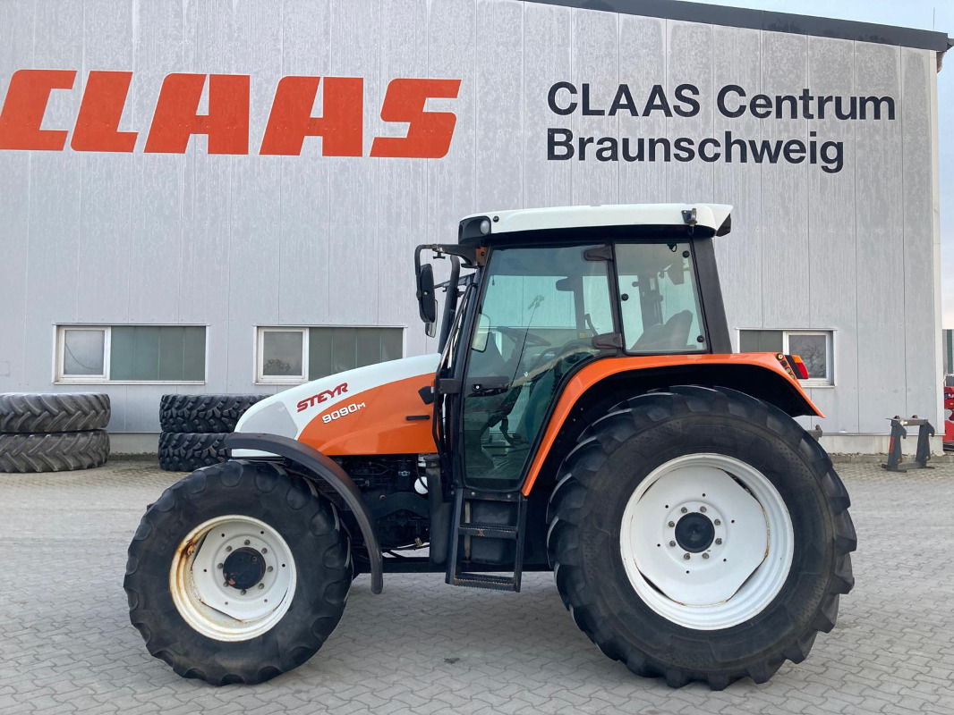Steyr 9090 M - Municipal tractor: picture 1 Steyr 9090 M - Municipal tractor: picture 1