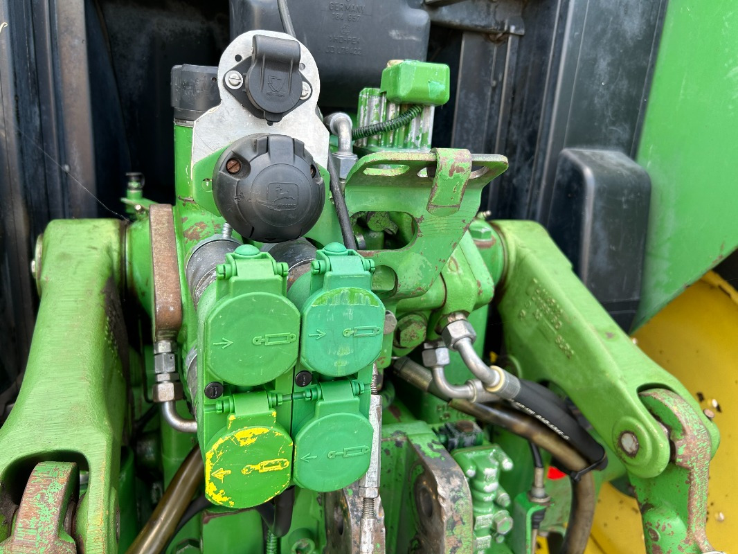 John Deere 6110 - Farm tractor: picture 5 John Deere 6110 - Farm tractor: picture 5