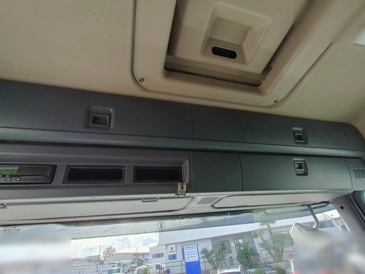 Tractor unit SCANIA P450: picture 7