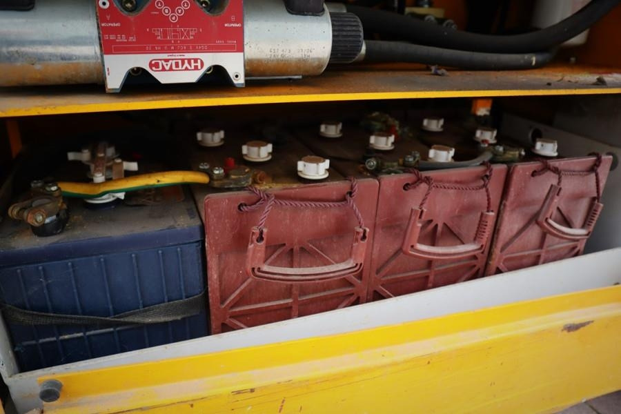 Haulotte Compact 12 RTE As-Is, Electric, 4x4 Drive, 12m Wor - Scissor lift: picture 3 Haulotte Compact 12 RTE As-Is, Electric, 4x4 Drive, 12m Wor - Scissor lift: picture 3